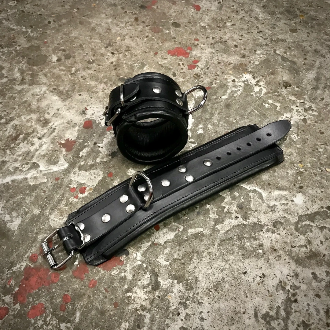 Zwarte leren enkelboeien met gespen, ringen en studs uit het Steeltoys-assortiment