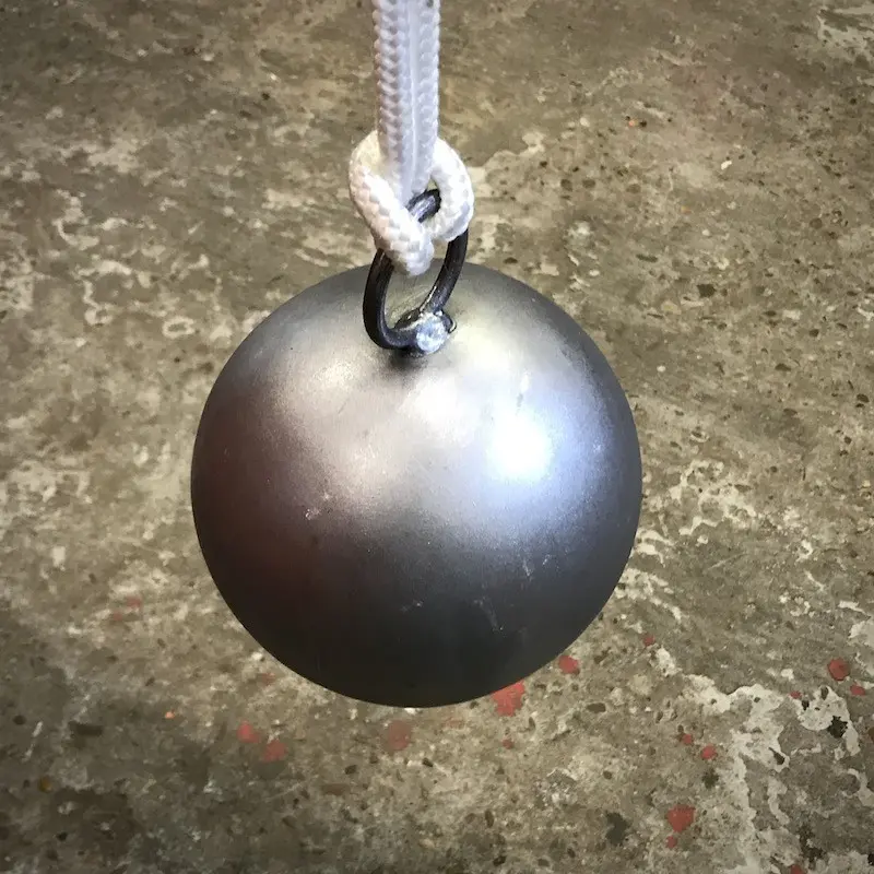 Stalen kogel van Steeltoys met een oog en wit touw