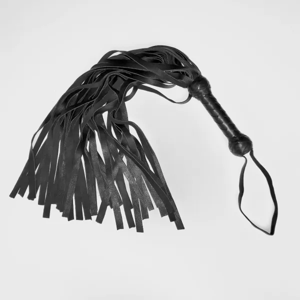 Zwarte flogger met leren stroken en een polslus uit het Steeltoys-assortiment