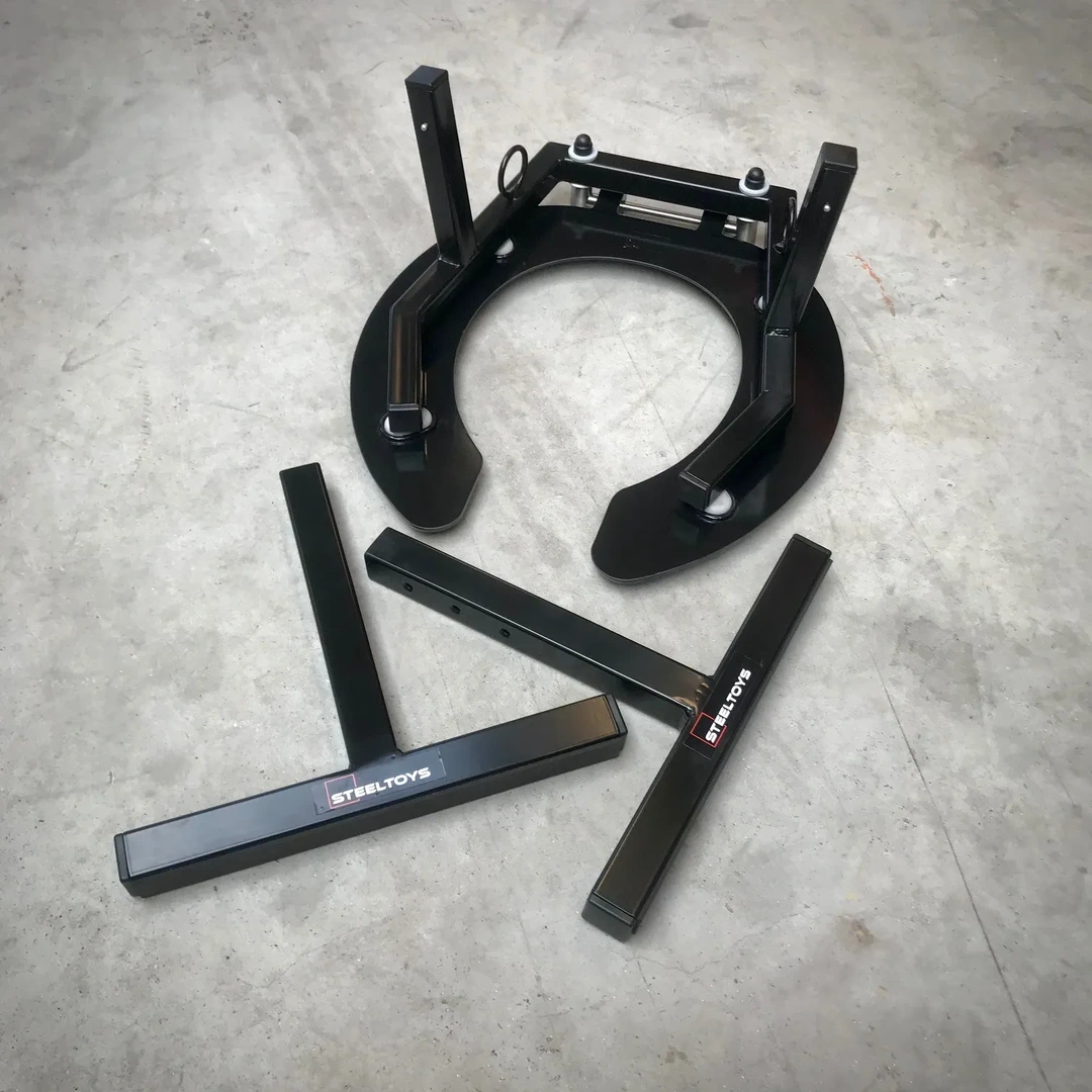 Onderdelen van een zwarte Steeltoys rim chair met losse T-vormige voeten