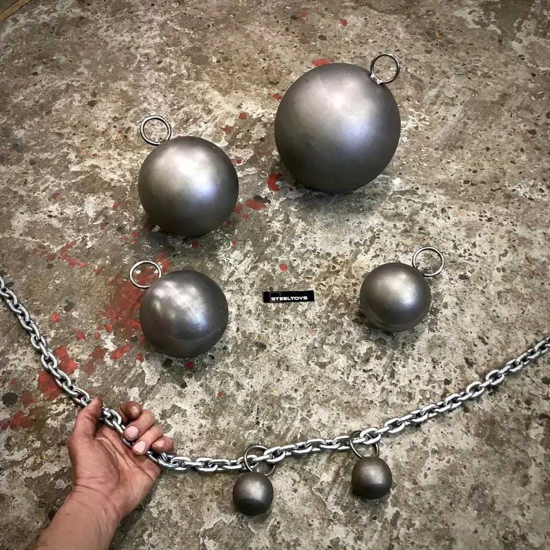 Stalen kogels met ogen en een ketting van Steeltoys