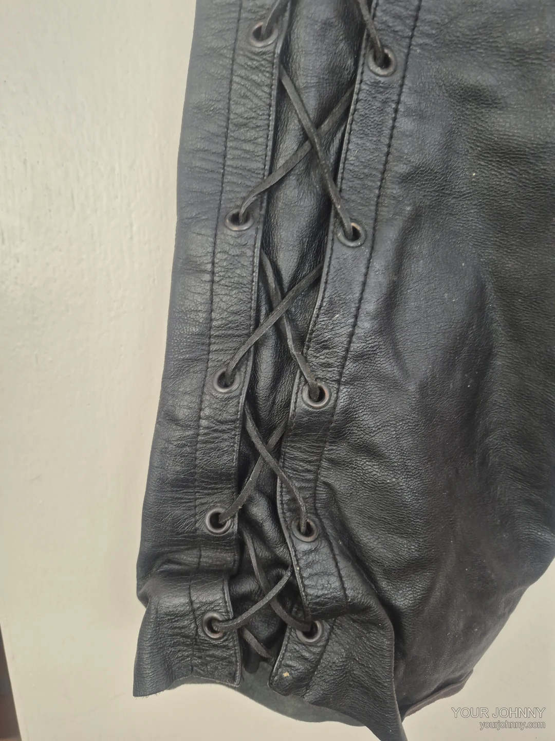 Close-up van veterogen, veters en zoom van een zwarte vintage broek