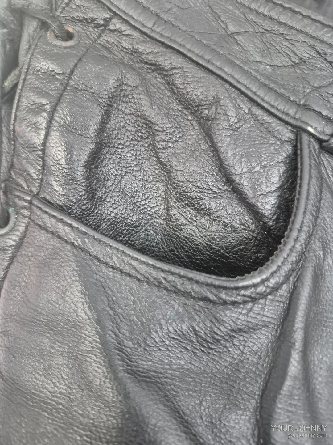 Close-up van een zak en veterogen van een zwarte vintage broek